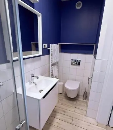 Apartment Holenderska With Free Parking